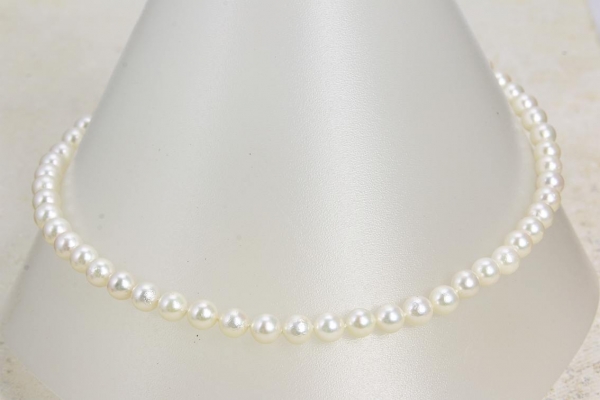 Akoya-Perlenkette mit Weißgoldschloss